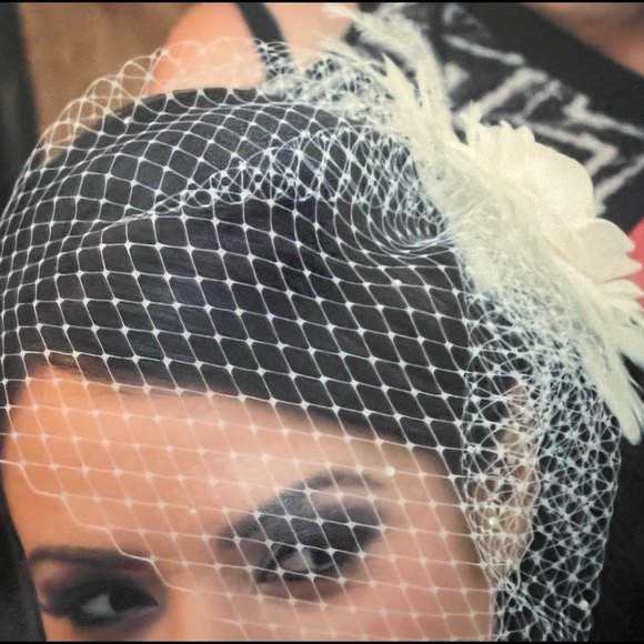 Gorgeous wedding dress with headpiece wore once/ open to offers!!! - Picture 4 of 16